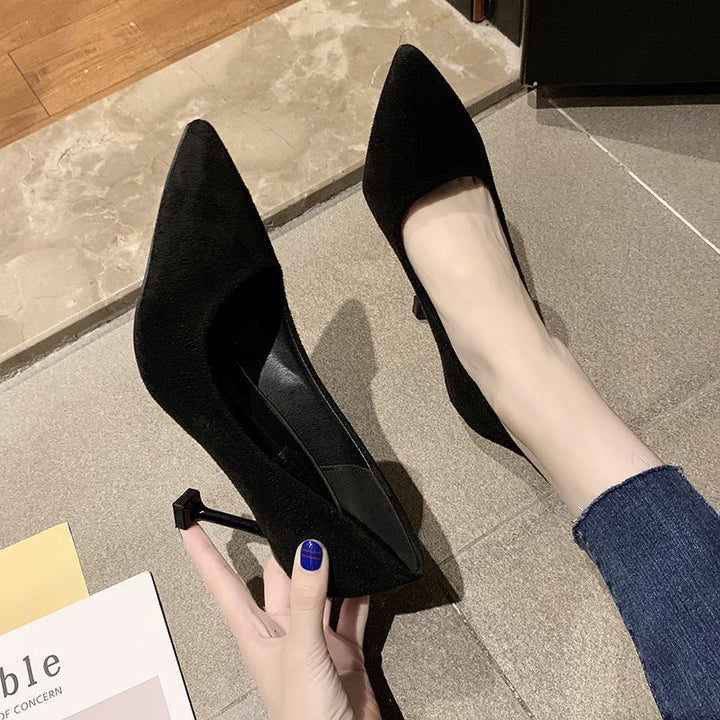 Damen Klassische spitz zulaufende Samtvelours‑Pumps mit skulpturellem Mini‑Absatz Echo Archiv