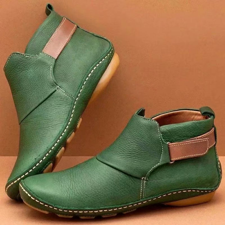 Damen Knöchelhohe Schlupf-Boots aus softem Lederimitat mit verstellbarem Klettriemen und handgenähter Mokassinnaht Echo Archiv