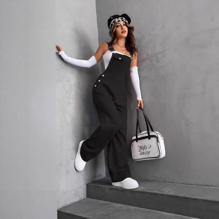 Damen weite Latzhose mit seitlichen Zierknöpfen, Brusttasche und weitem Bein – Solévia