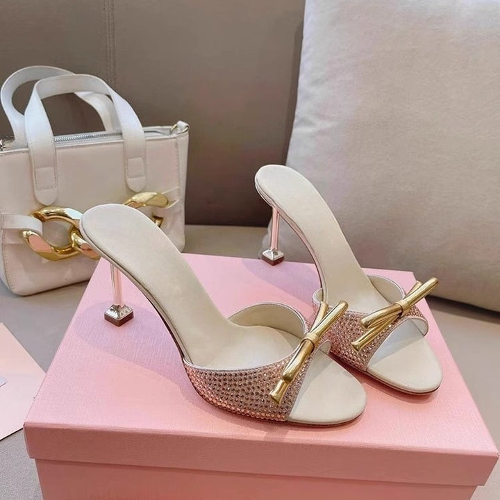Damen Elegante High-Heel Mules mit funkelndem Kristallbesatz und goldener Zierschleife Echo Archiv