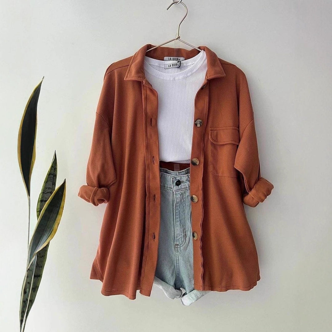Damen Oversized Cordhemdjacke aus Breitcord mit Brusttasche und Holzknöpfen Echoarchiv