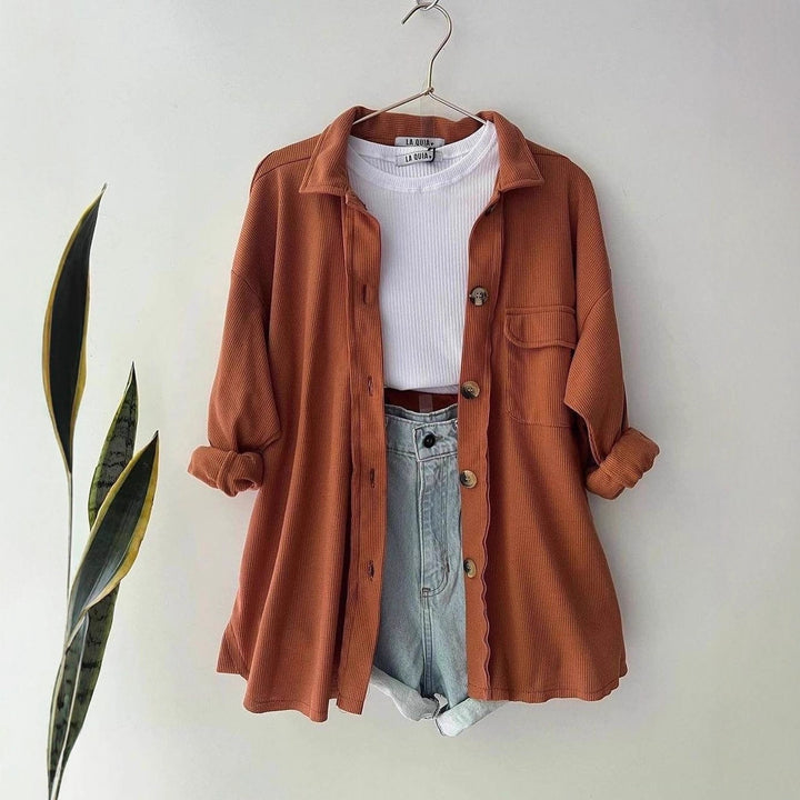 Damen Oversized Cordhemdjacke aus Breitcord mit Brusttasche und Holzknöpfen Echoarchiv