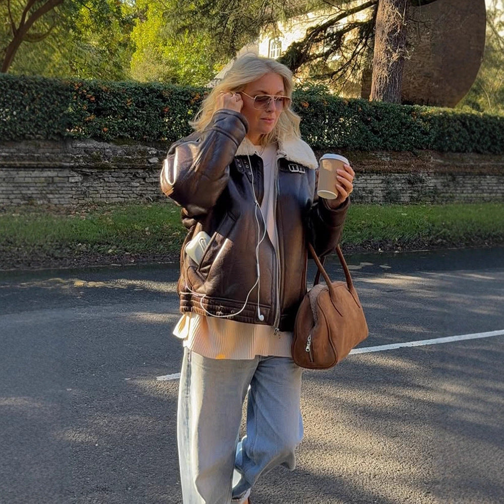 Damen Oversize Fliegerjacke aus Kunstleder mit Teddyfutter und breitem Schnitt Echoarchiv