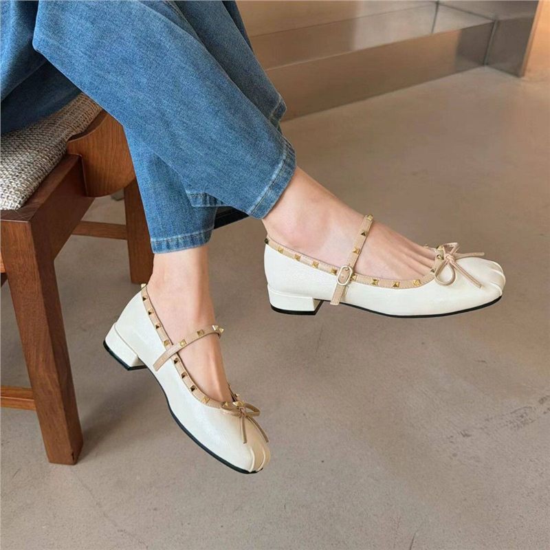 Damen Ballerina mit quadratischer Zehenbox, Nietenbesetztem Rand und verstellbarem Mary‑Jane Riemchen – Lioré