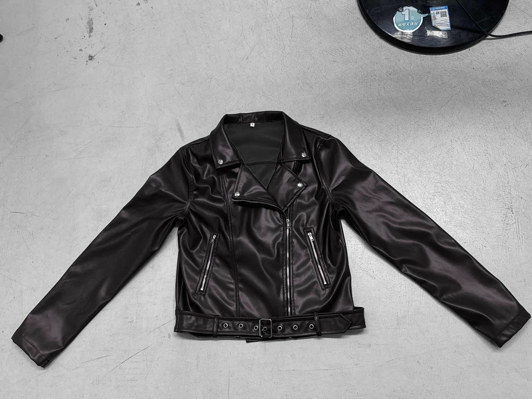 Damen nan taillierte Bikerjacke aus Kunstleder mit asymmetrischem Reißverschluss, metallischen Details und Taillengürtel Echo Archiv