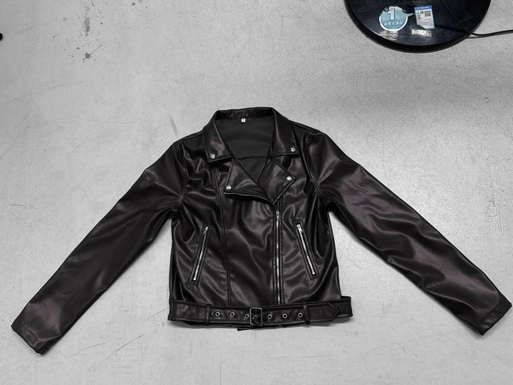 Damen nan taillierte Bikerjacke aus Kunstleder mit asymmetrischem Reißverschluss, metallischen Details und Taillengürtel Echo Archiv