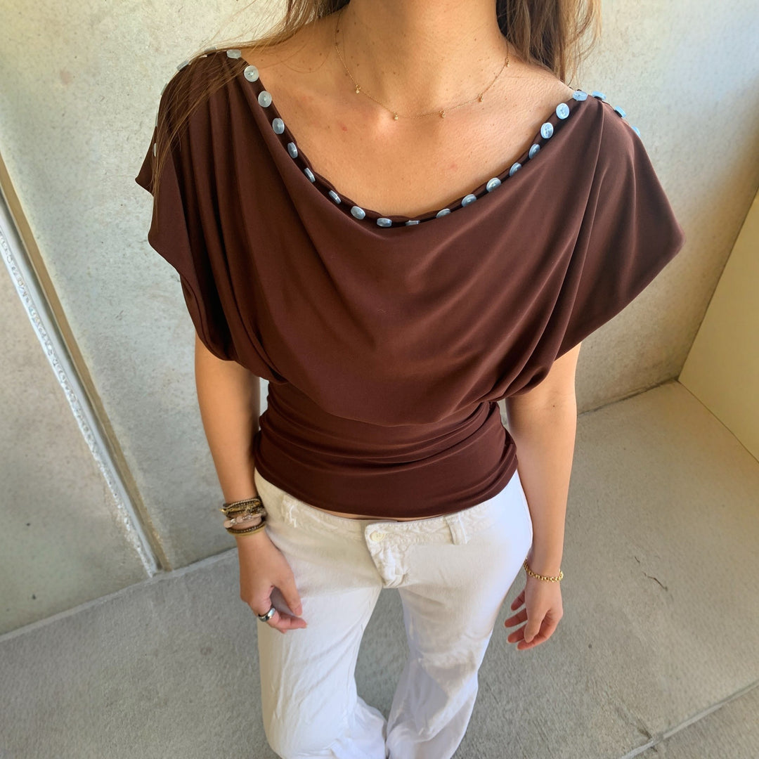 Damen Off-Shoulder Oberteil mit eleganter Knopfverzierung Echo Archiv