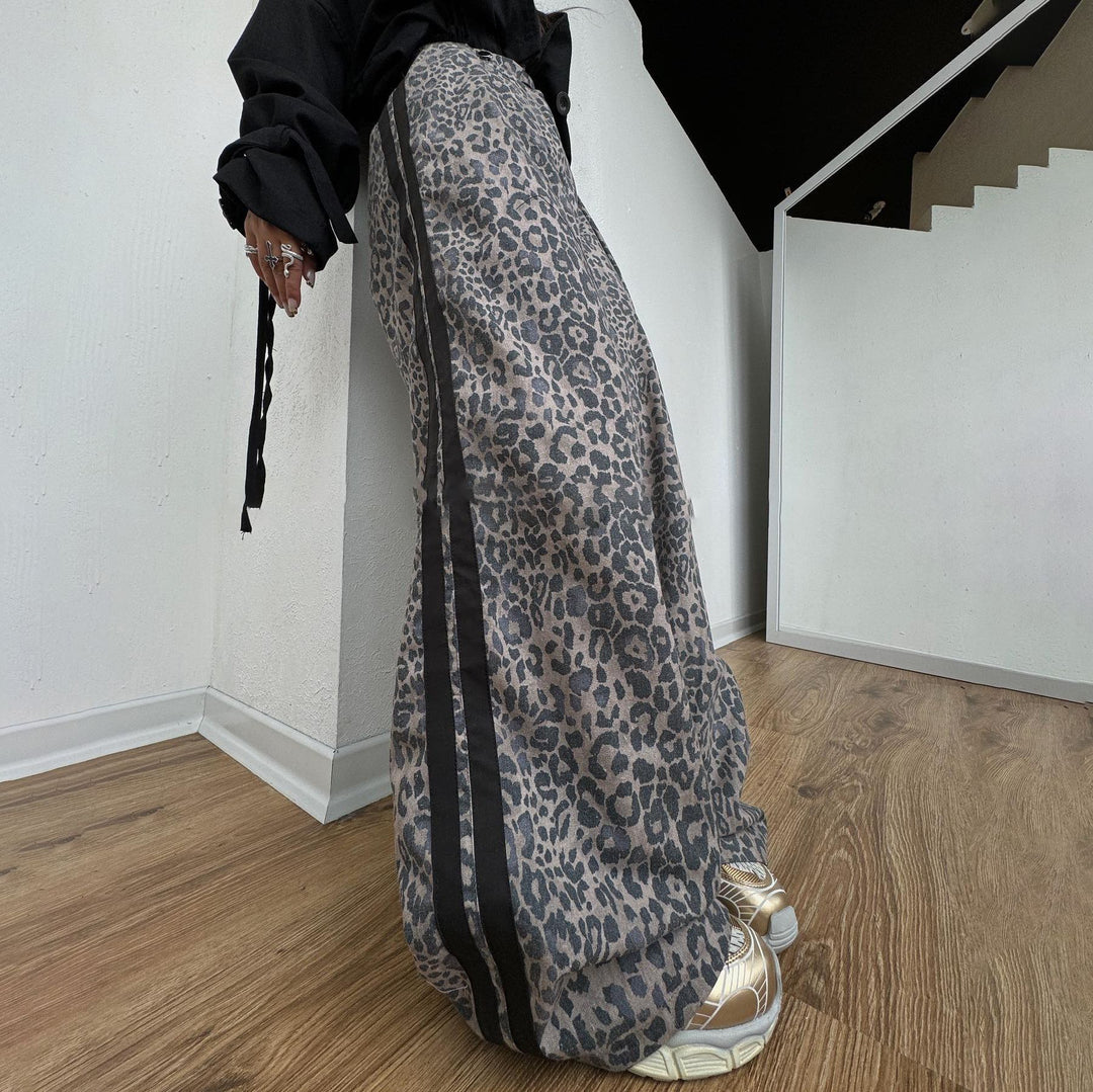 Damen weite Leoparden-Trackpants mit elastischem Bund und seitlichen Kontraststreifen – Avélisse
