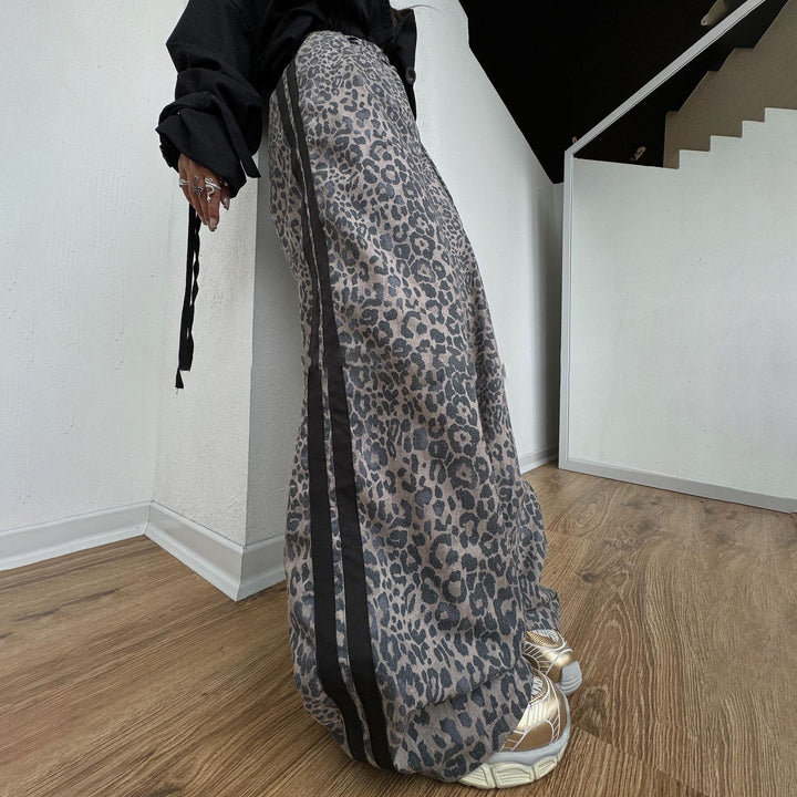 Damen weite Leoparden-Trackpants mit elastischem Bund und seitlichen Kontraststreifen – Avélisse