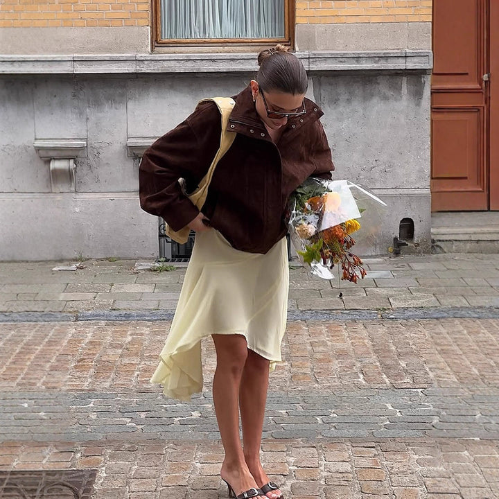 Damen Kurz geschnittener Veloursleder-Blouson mit hohem Stehkragen, kastiger Oversize‑Silhouette und verdecktem Reißverschluss Echoarchiv