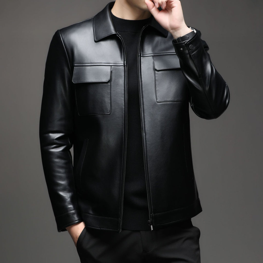 Herren Glatte Lederjacke im klassischen Hemdkragenstil mit verdecktem Reißverschluss und aufgesetzten Brusttaschen Echoarchiv