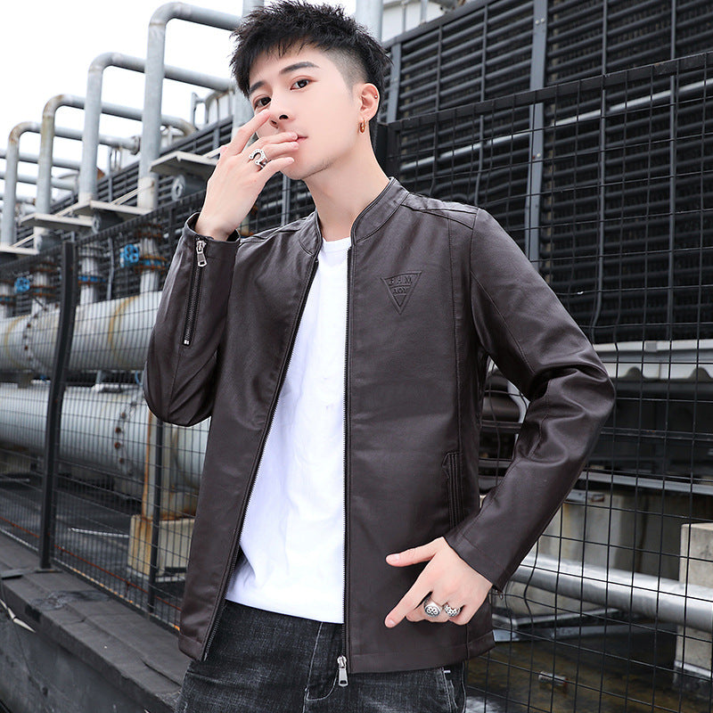 Herren Schmal geschnittene Kunstleder‑Motojacke mit minimalem Stehkragen und Zipperdetail Echoarchiv