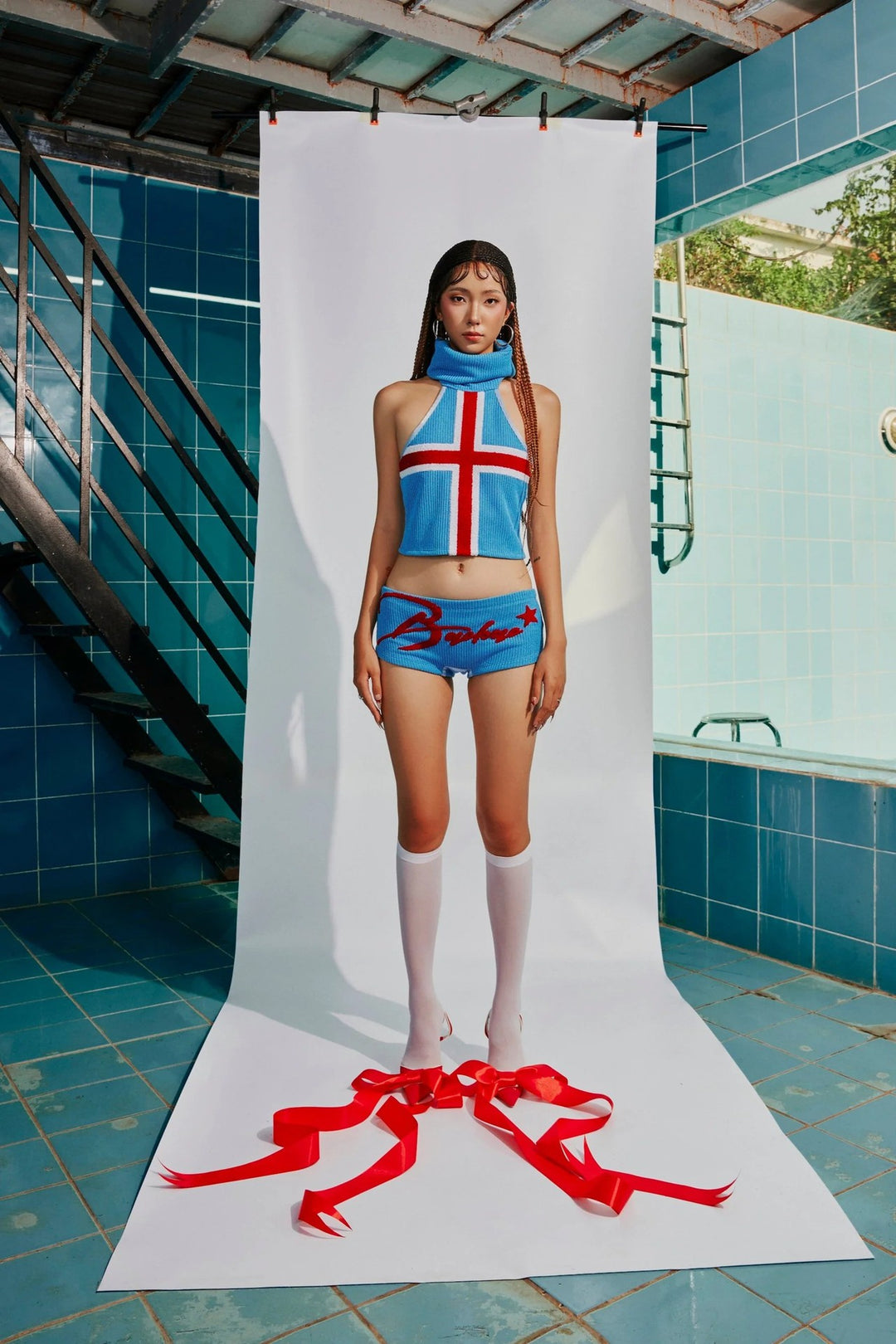 Damen modisches Crop-Top mit hochgeschlossenem Kragen und grafischem Design Echo Archiv