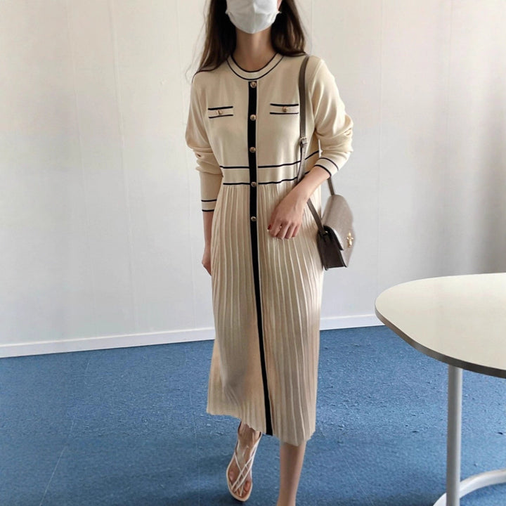 Damen Elegantes Longstrickkleid mit Kontrastpaspel, dekorativer Knopfleiste und plissiertem Rock – Valéora