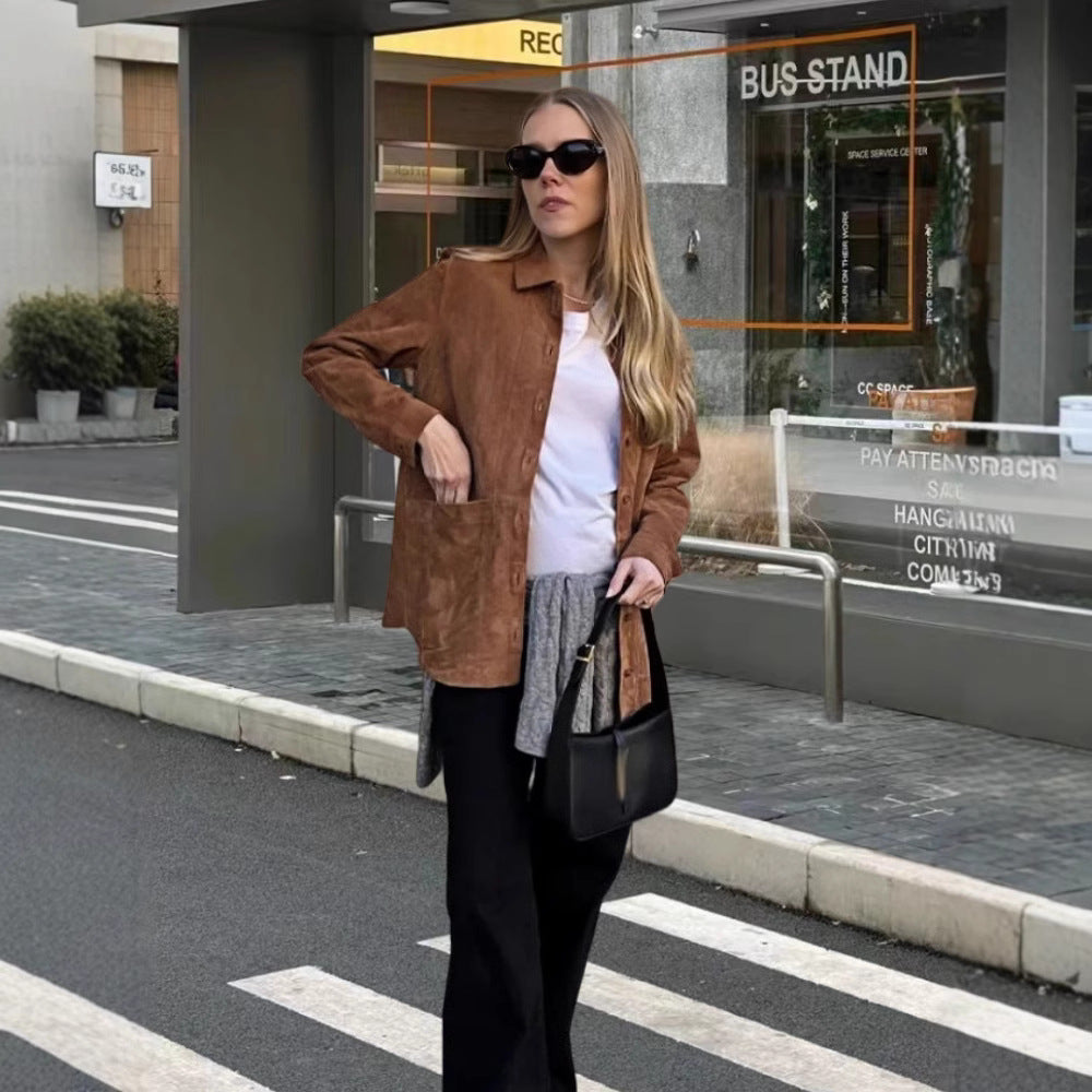 Damen Weiche Wildlederjacke mit Praktischen Aufgesetzten Taschen und Elegantem Schnitt Echoarchiv