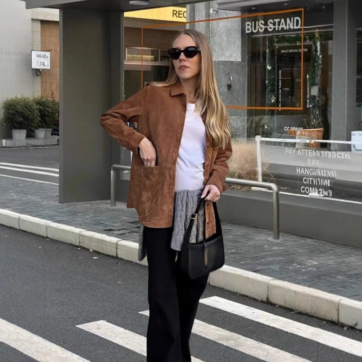 Damen Weiche Wildlederjacke mit Praktischen Aufgesetzten Taschen und Elegantem Schnitt Echoarchiv