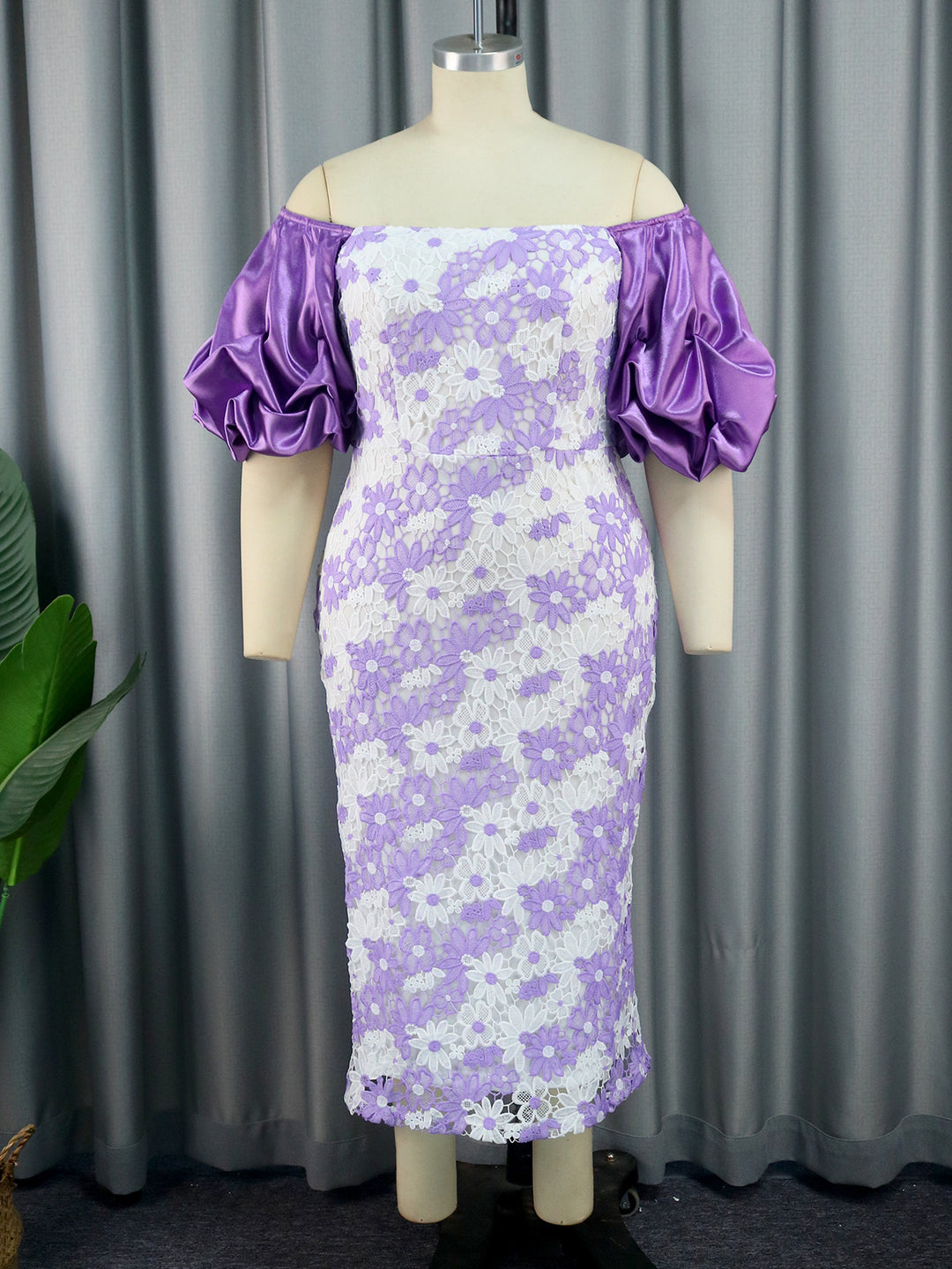 Damen Elegantes Spitzenkleid mit voluminösen Puffärmeln Echo Archiv