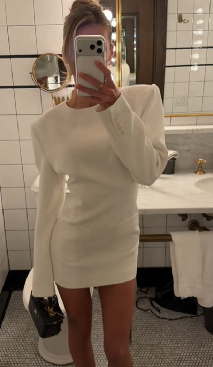 Damen Figurbetontes Mini-Kleid mit betonten Schultern und aufgesetzten Taschen Echo Archiv