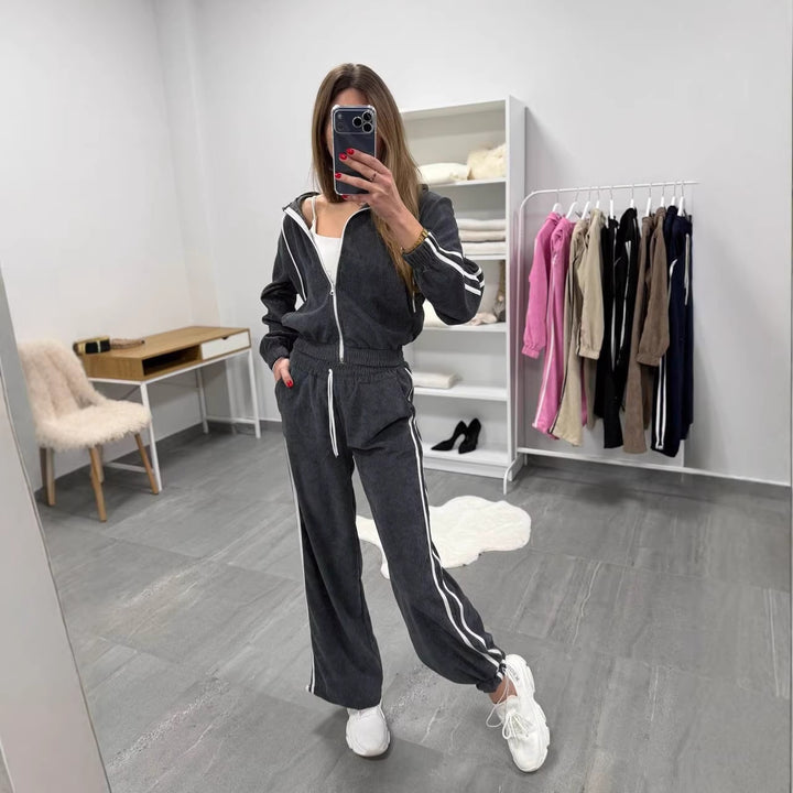 Damen Cord-Jogginganzug mit Kapuze, seitlichen Kontraststreifen, Tunnelzug und elastischen Saumbündchen – Avérine