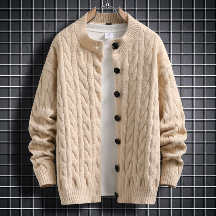Herren Strickjacke mit modernem Zopfmuster und durchgehendem Knopfverschluss Echoarchiv