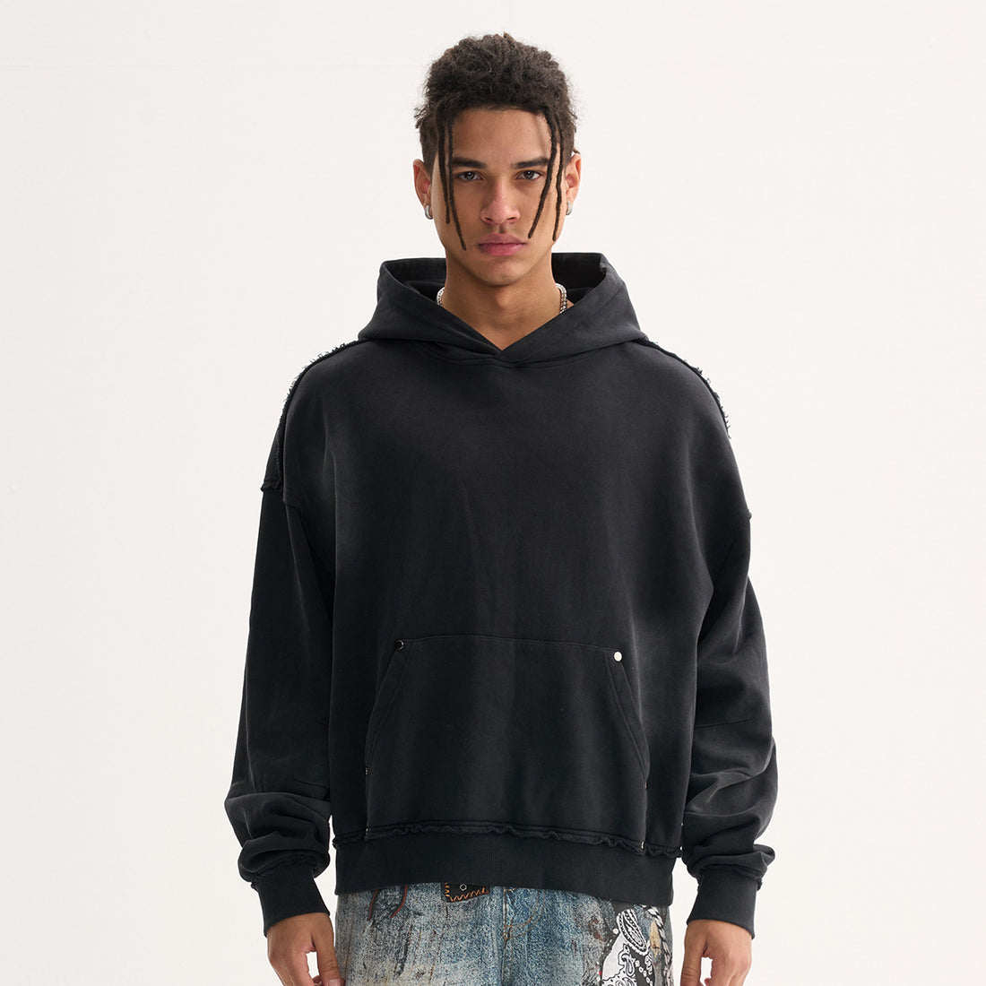 Herren Boxy-Kapuzenpullover mit abgenutztem Saum, Nieten-Kängurutasche und verwaschenem Fleckeneffekt Echo Archiv