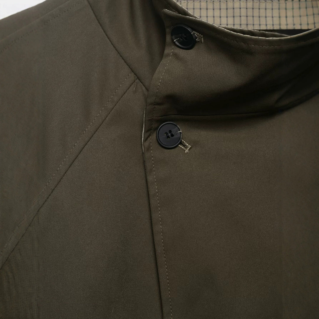 Damen kurzes Cape‑Mantel mit hohem Stehkragen, verdeckter Knopfleiste und Eingrifftaschen Echo Archiv