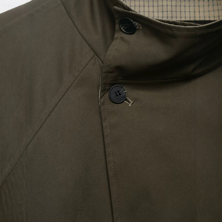 Damen kurzes Cape‑Mantel mit hohem Stehkragen, verdeckter Knopfleiste und Eingrifftaschen Echo Archiv