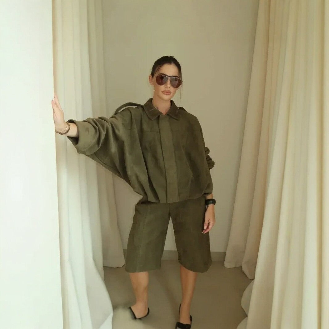 Damen Kurzjacke aus Kunstleder mit Ballon-Silhouette und aufgesetzten Schulterklappen Echoarchiv