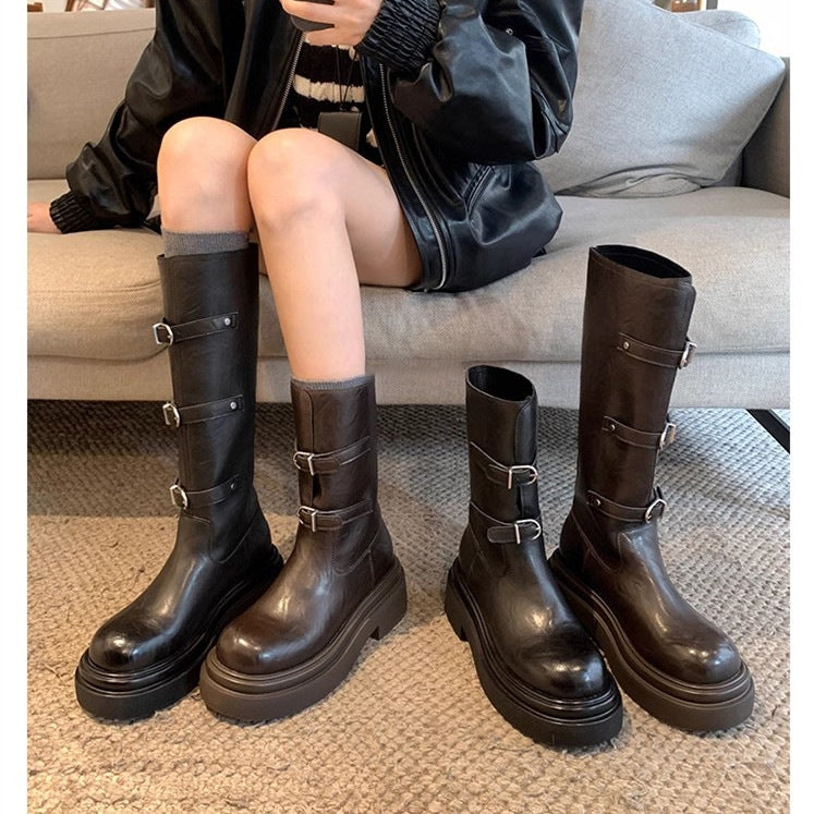 Damen kniehohe Plateau‑Bikerstiefel mit markanter Lug‑Sohle und drei Ziergürteln Echo Archiv