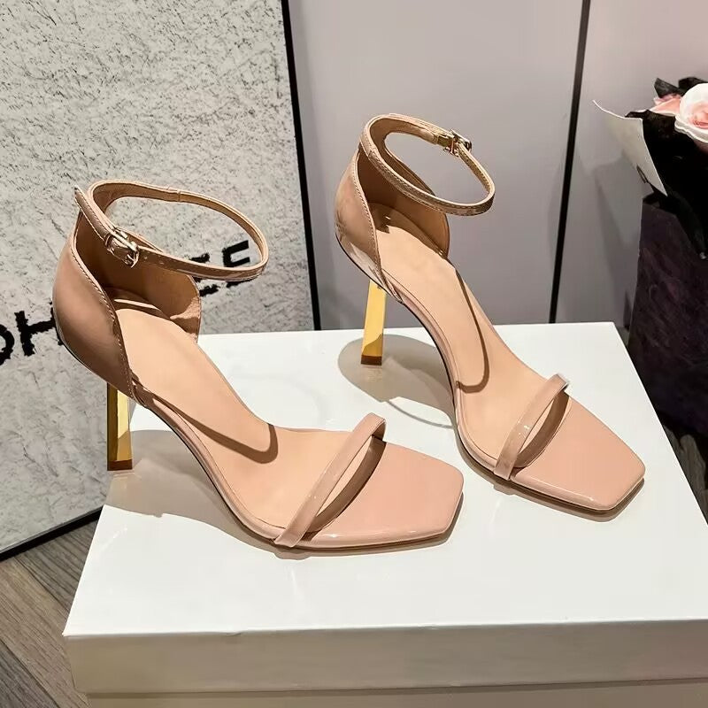 Damen Riemchen‑Sandalette mit quadratischer Zehenpartie und filigratem Metallstiletto – Sorelia