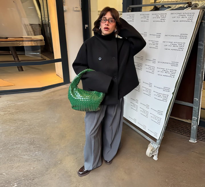 Damen Modische oversized Jacke mit hohem Kragen und dekorativen Knopfdetails Echoarchiv