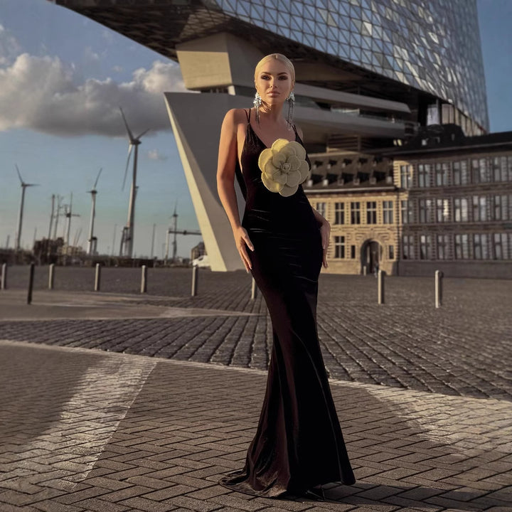 Damen Figurbetontes Abendkleid mit einzigartiger Blütenapplikation Echo Archiv