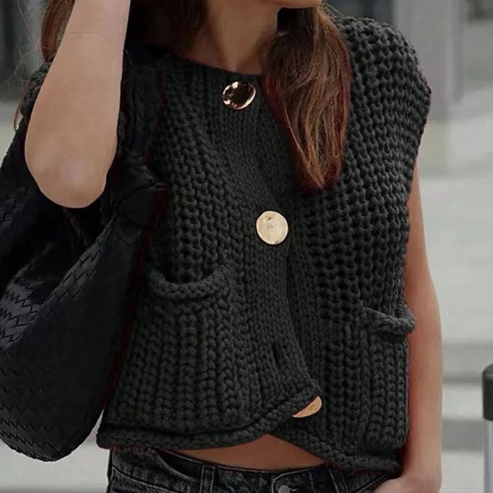 Damen Grobgestrickte Cropped Weste mit V-Ausschnitt und goldenen Zierknöpfen – Veloura