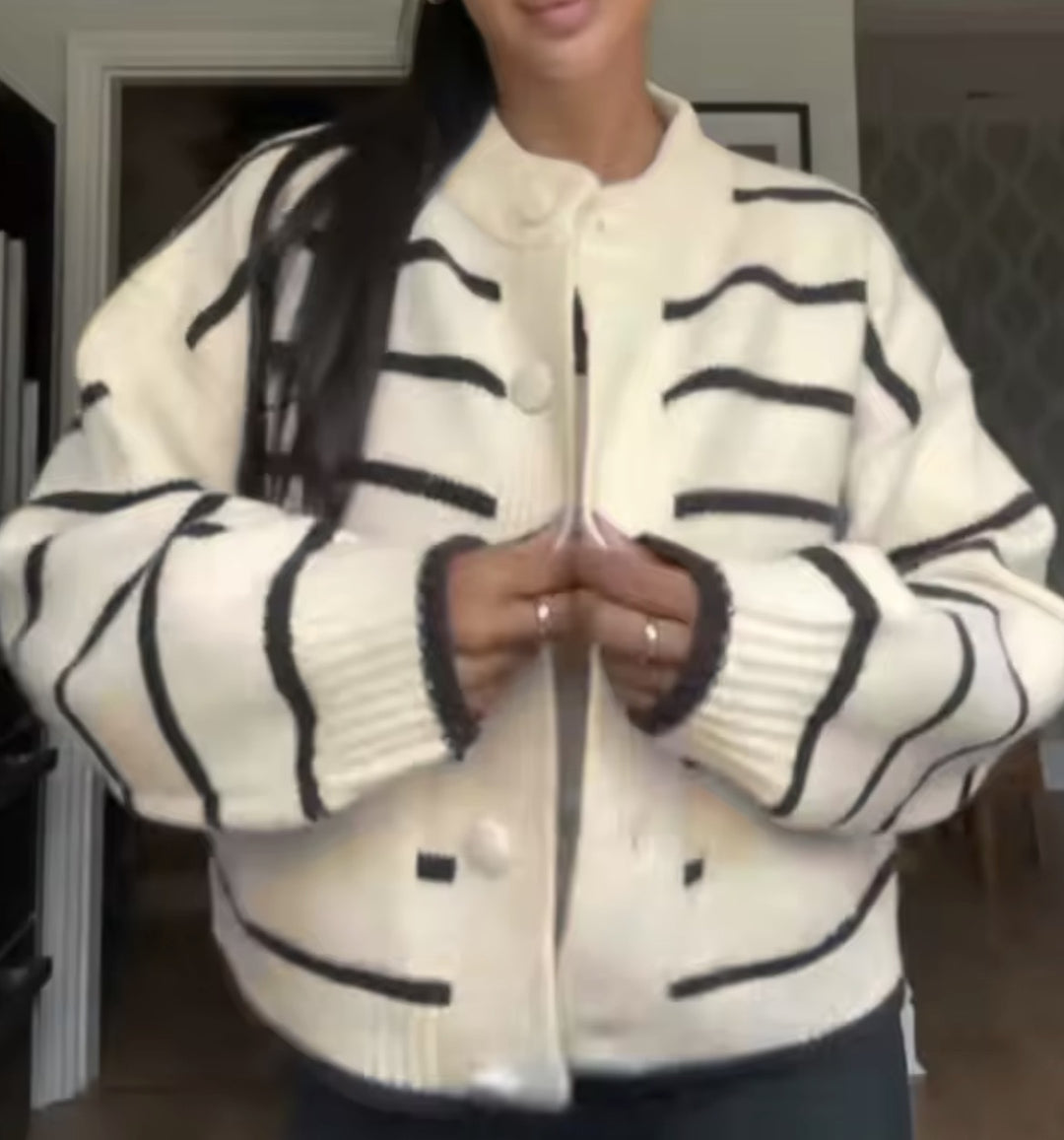 Damen Oversize Cropped‑Strickjacke im Blousonstil mit Kontraststreifen und großen Knöpfen Echo Archiv