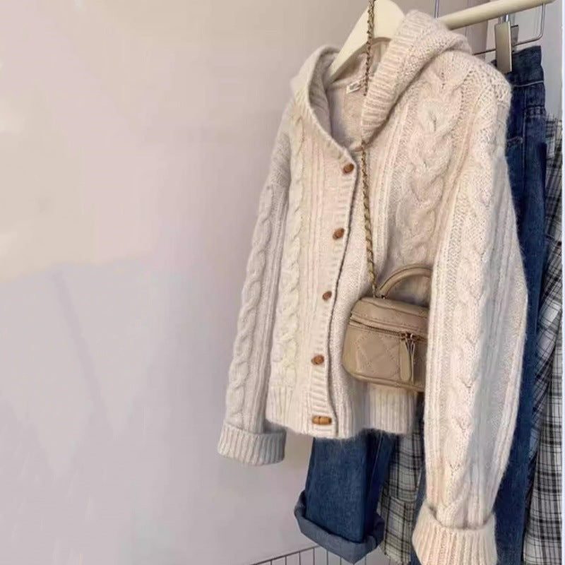 Damen Kapuzen-Strickjacke mit Zopfstrick, Holzknopfleiste und kastiger Silhouette Echoarchiv