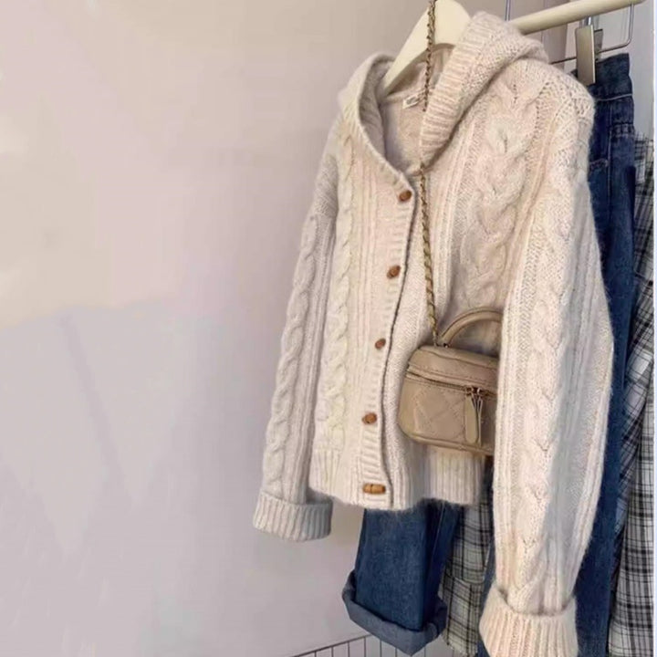 Damen Kapuzen-Strickjacke mit Zopfstrick, Holzknopfleiste und kastiger Silhouette Echoarchiv