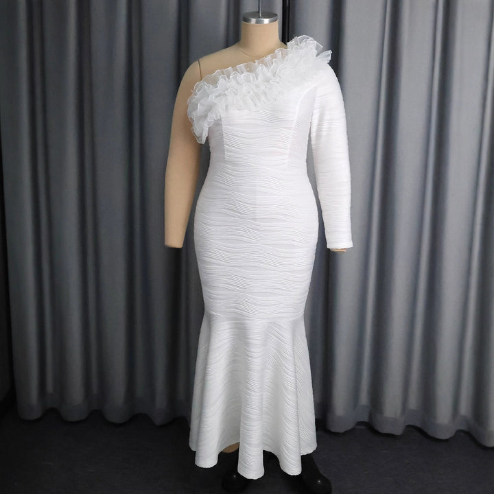 Damen figurbetontes Abendkleid mit asymmetrischem Rüschen-Ausschnitt Echo Archiv