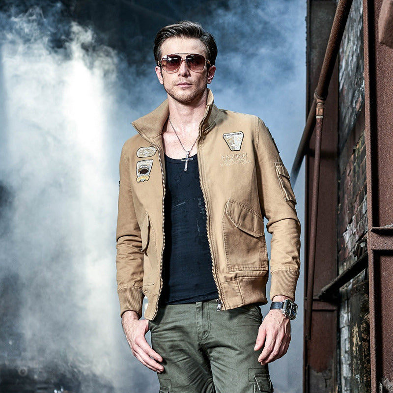Herren nan Field‑Bomberjacke im Pilotenstil mit gestickten Emblemen, Rippenkragen und multifunktionaler Ärmeltasche Echo Archiv