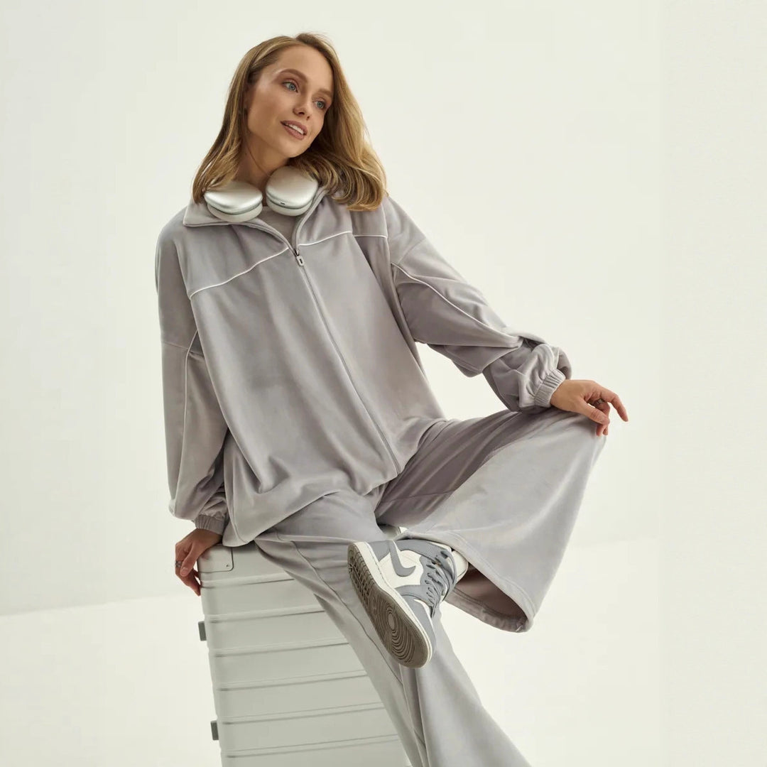 Damen Palazzo-Lounge-Set aus seidig-weichem Nicki mit hoher Kragenblende, Oversize-Passform und elastischer Bundhose – Élanora
