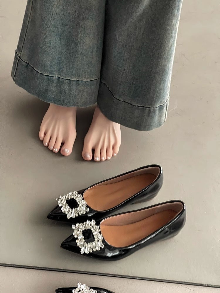 Damen Spitz zulaufende Lack‑Ballerinas mit funkelnder Kristall‑Zierbrosche – Lioré