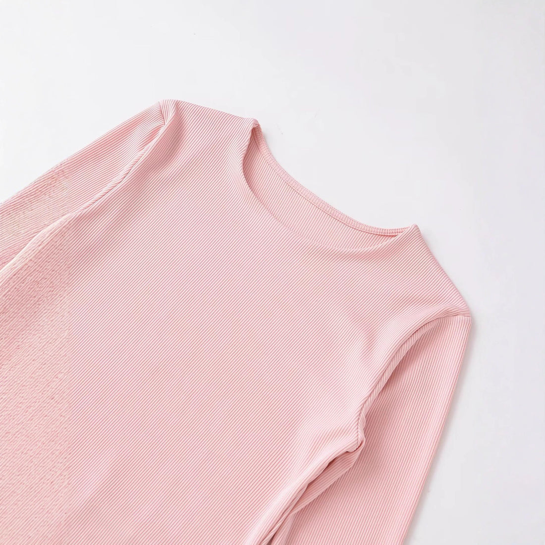Damen Figurbetontes Rippshirt mit Carmenausschnitt und ausgestellten Schlagärmeln Echoarchiv