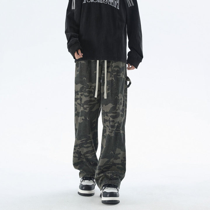 Herren Weite Camouflage-Cargohose mit langen Tunnelzügen und Utility-Schlaufen Echo Archiv