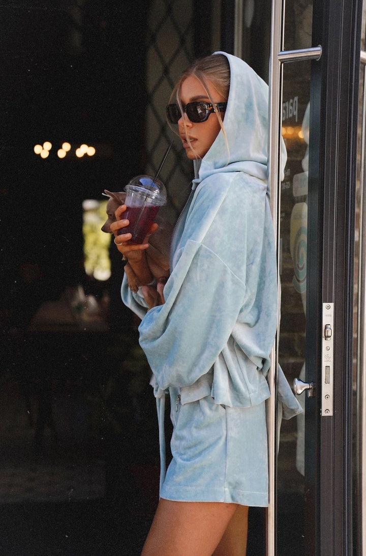 Damen nan lässiges Velours Lounge-Set mit kurz geschnittener Kapuzenjacke und hochgeschnittenen Shorts Echo Archiv
