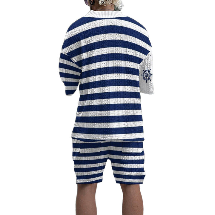 Herren lässiges Freizeit-Outfit mit maritimen Streifen und praktischem Kordelzug Echoarchiv