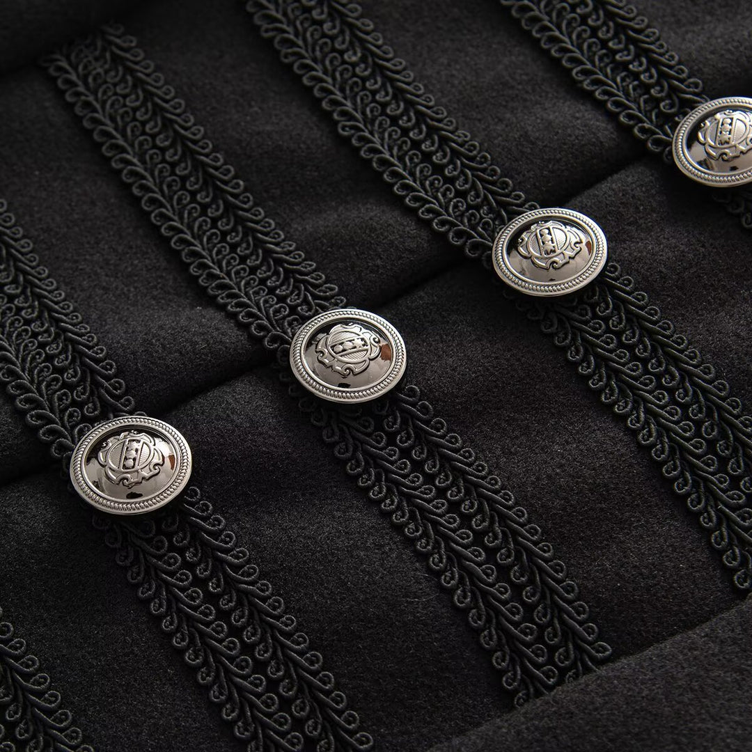 Damen Kurzjacke im Hussarenstil mit Stehkragen, Zierkordeln und Metallknopfleiste Echoarchiv