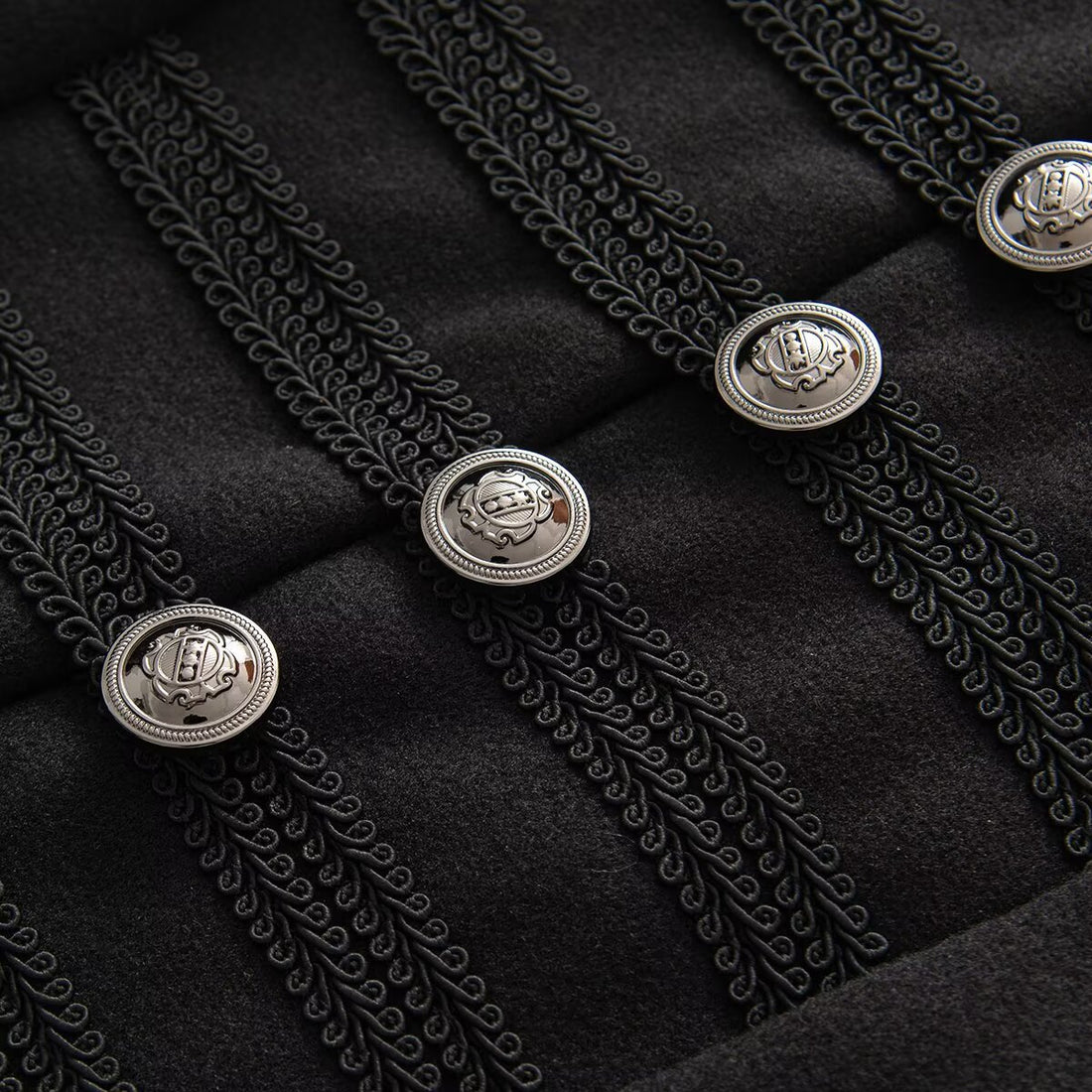 Damen Kurzjacke im Hussarenstil mit Stehkragen, Zierkordeln und Metallknopfleiste Echoarchiv