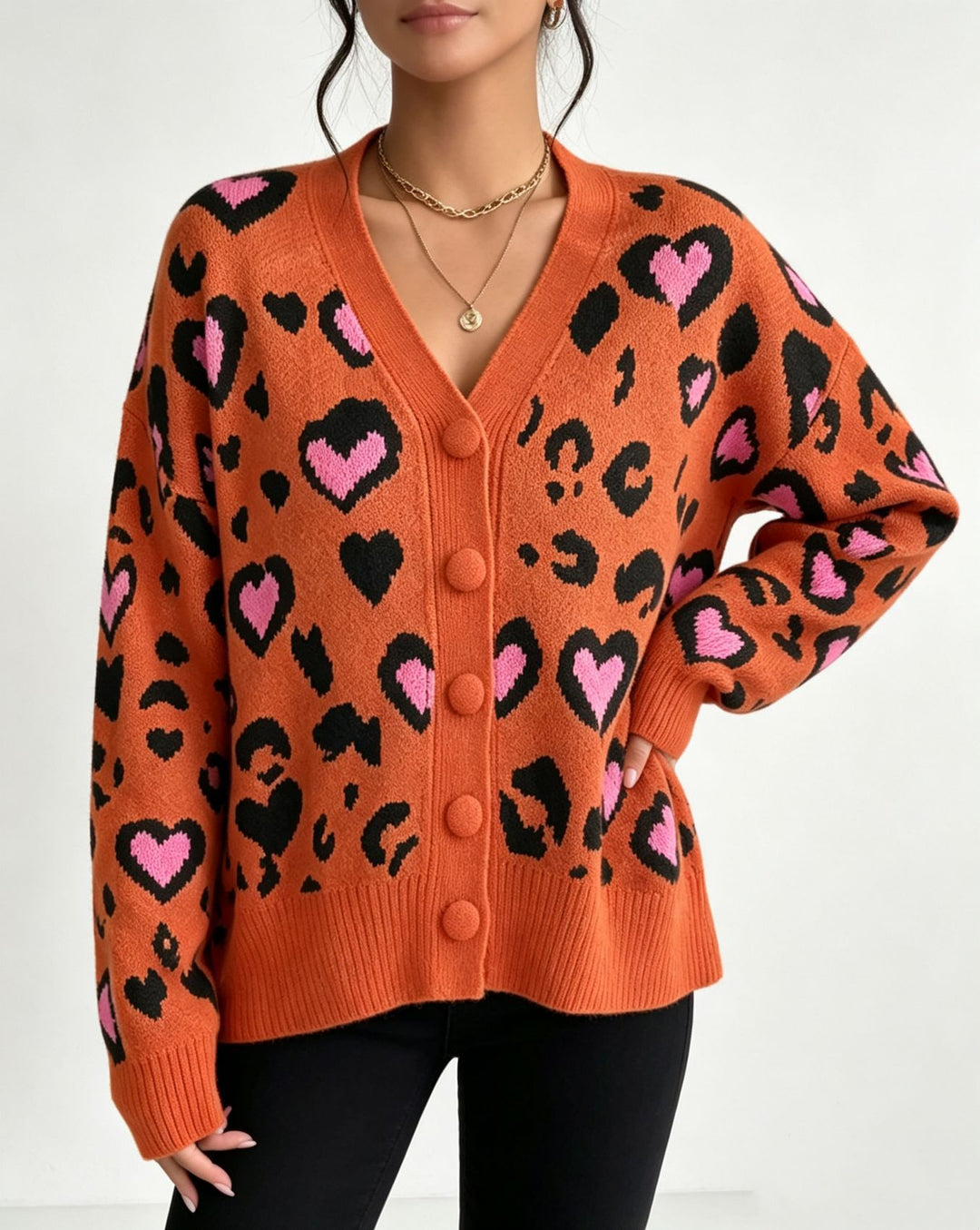 Damen Strickcardigan mit Herz‑Leopard-Jacquard, V‑Ausschnitt und großen Stoffknöpfen – Veloura