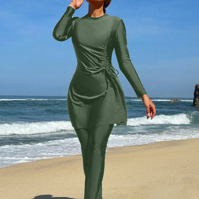 Damen Sportliches Strandoutfit mit figurbetonendem Kleid und langen Leggings Echo Archiv