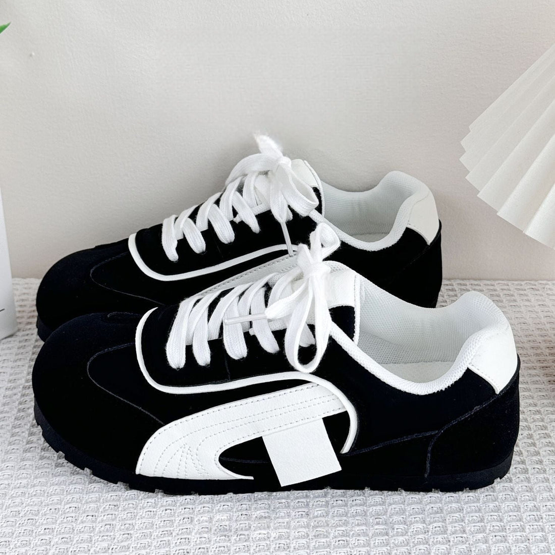 Damen Sportliche Freizeitsneaker mit atmungsaktiver Mesh-Oberfläche und dämpfender Sohle – Névara