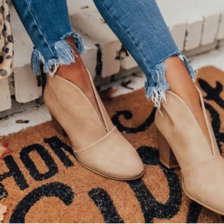 Damen nan knöchelhohe V-Cut Stiefelette mit gestapeltem Blockabsatz und spitz zulaufender Vorderkappe Echo Archiv